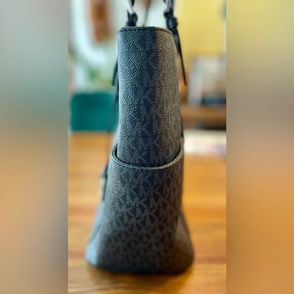 Michael Kors | Women's Jet Set | Signature Tote |
Black & Grey - Picture 6 of 12